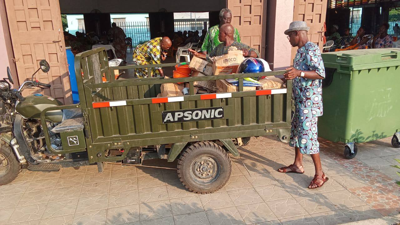 Abobo Baoulé: un kit de salubrité offert par une Ong remis au Chef Akré Marc