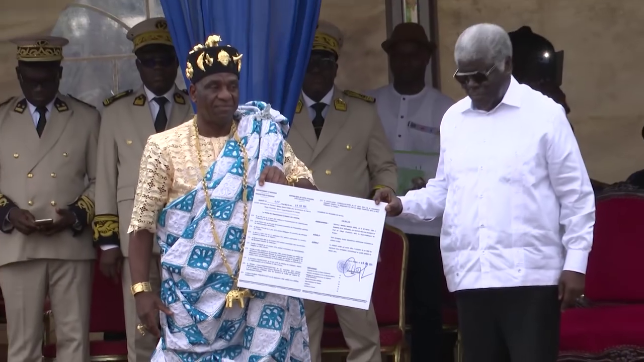 Scandale à Ayewahi village: remplacé après 30 ans de règne, l’ancien chef saisit le Conseil d’Etat pour revenir au pouvoir